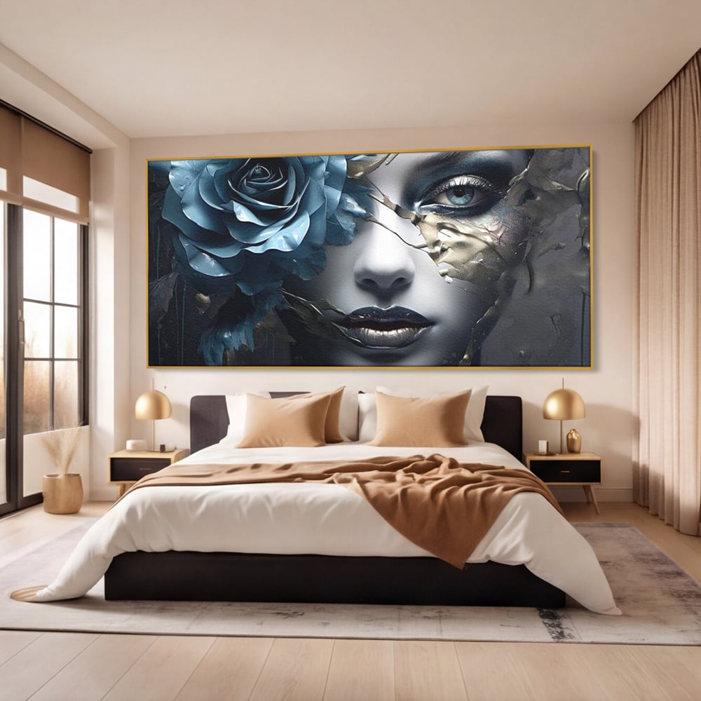 Tablou canvas cu tablou canvas cu chip de femeie si trandafir albastru, in rama de aluminiu auriu, pe perete intr-un dormitor